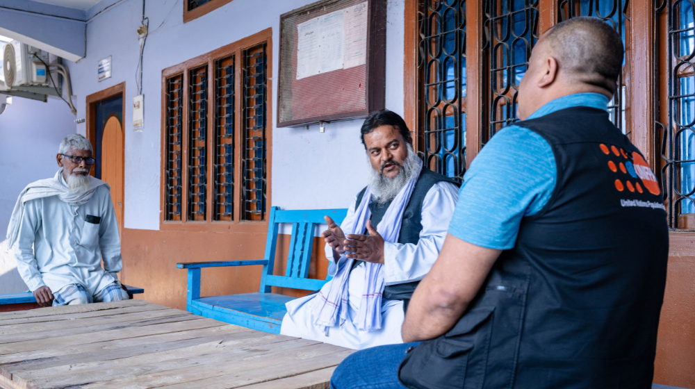 Religious leader Niyaaz Ahmad interacting with UNFPA 